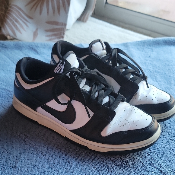 Nike Classic Black and White Low-Tops - Picture 1 of 8